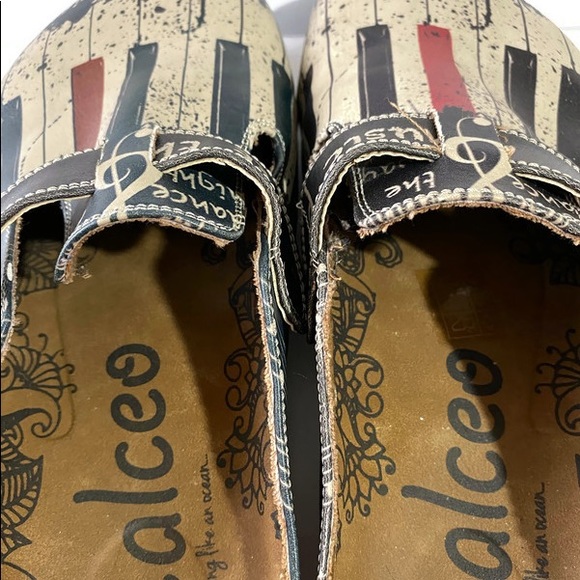 🆕NWOT...CALCEO Red/Blk/Wht Piano Pattern Clogs - Picture 6 of 16